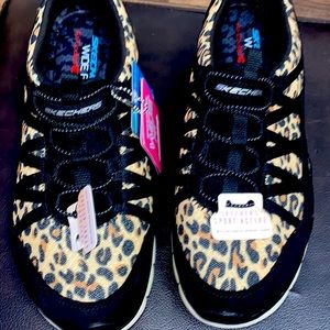 Nwt Skechers Cheetah print 7.5 wide